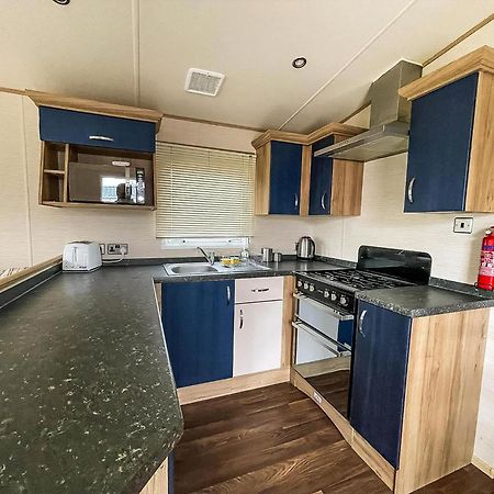 ホテル Lovely 6 Berth Caravan With Decking And Wifi In Kent, Ref 47017C ウィスタブル エクステリア 写真