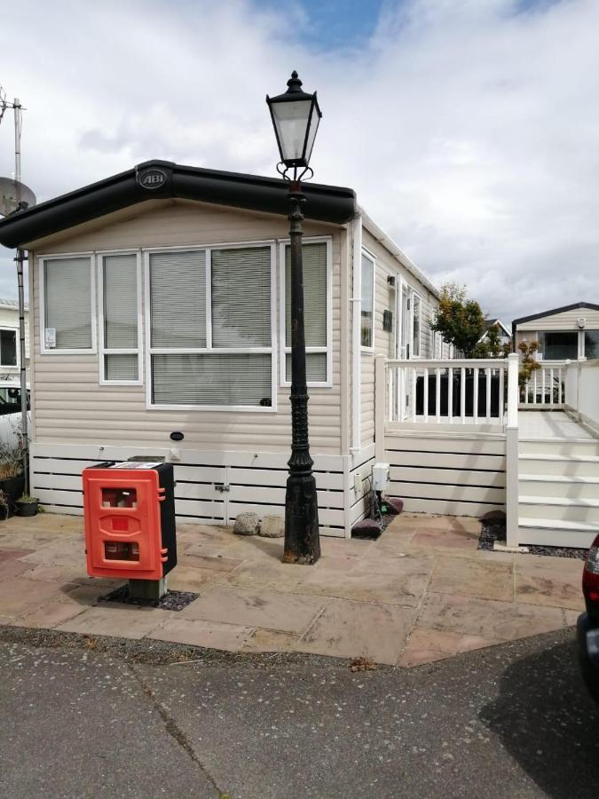 ホテル Lovely 6 Berth Caravan With Decking And Wifi In Kent, Ref 47017C ウィスタブル エクステリア 写真