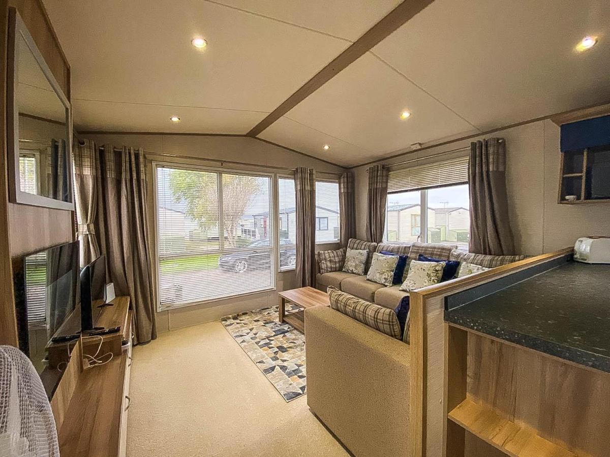 ホテル Lovely 6 Berth Caravan With Decking And Wifi In Kent, Ref 47017C ウィスタブル エクステリア 写真