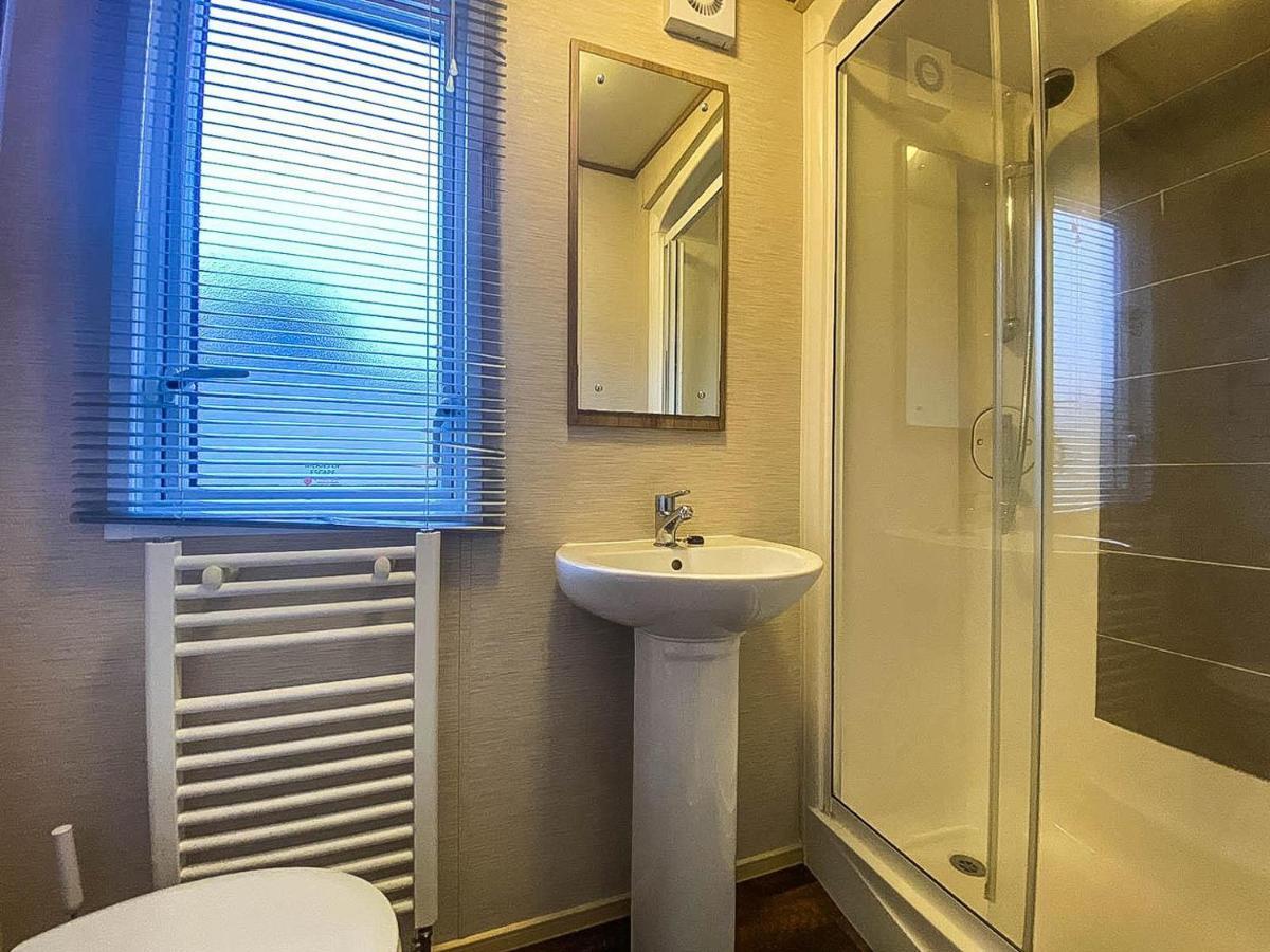 ホテル Lovely 6 Berth Caravan With Decking And Wifi In Kent, Ref 47017C ウィスタブル エクステリア 写真