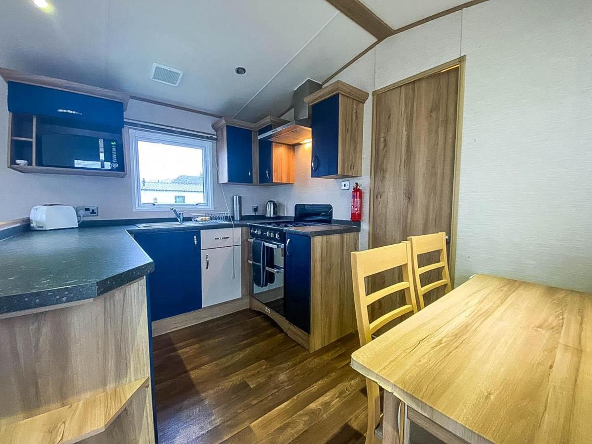 ホテル Lovely 6 Berth Caravan With Decking And Wifi In Kent, Ref 47017C ウィスタブル エクステリア 写真