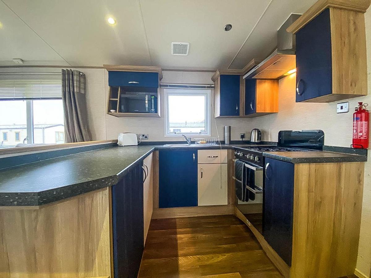 ホテル Lovely 6 Berth Caravan With Decking And Wifi In Kent, Ref 47017C ウィスタブル エクステリア 写真