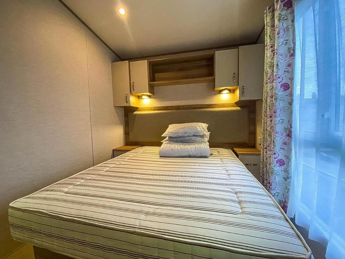 ホテル Lovely 6 Berth Caravan With Decking And Wifi In Kent, Ref 47017C ウィスタブル エクステリア 写真