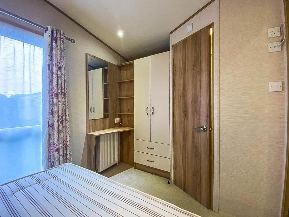 ホテル Lovely 6 Berth Caravan With Decking And Wifi In Kent, Ref 47017C ウィスタブル エクステリア 写真