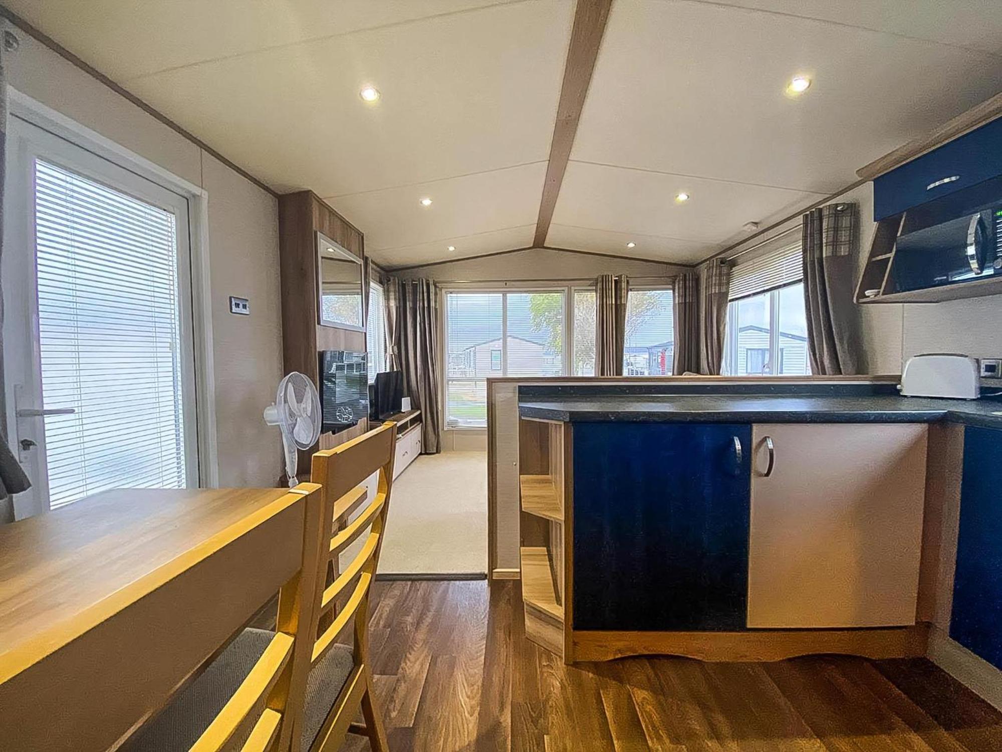 ホテル Lovely 6 Berth Caravan With Decking And Wifi In Kent, Ref 47017C ウィスタブル エクステリア 写真