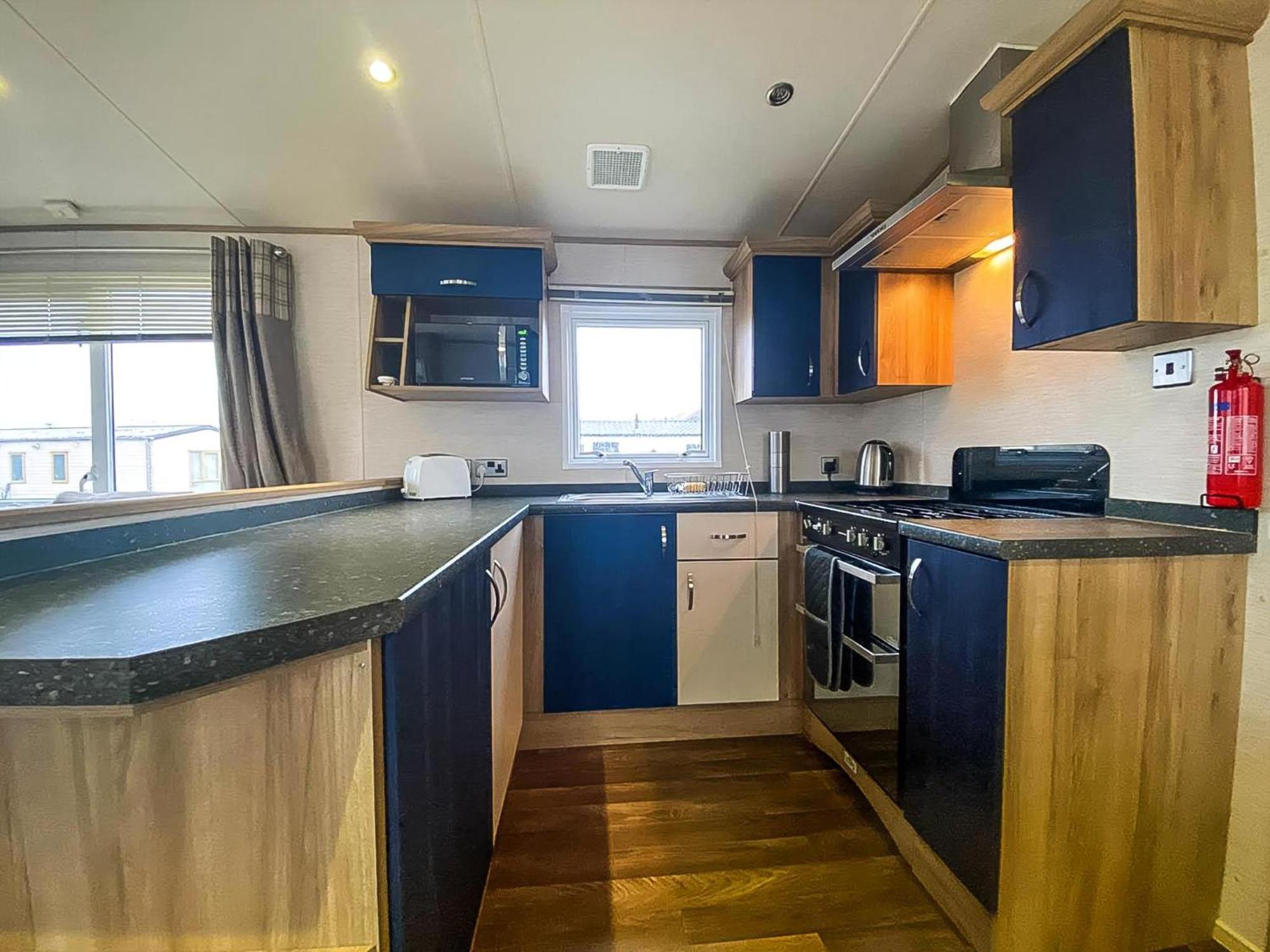 ホテル Lovely 6 Berth Caravan With Decking And Wifi In Kent, Ref 47017C ウィスタブル エクステリア 写真