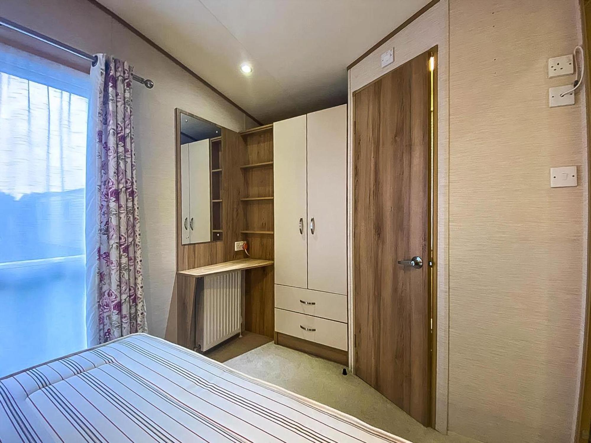 ホテル Lovely 6 Berth Caravan With Decking And Wifi In Kent, Ref 47017C ウィスタブル エクステリア 写真