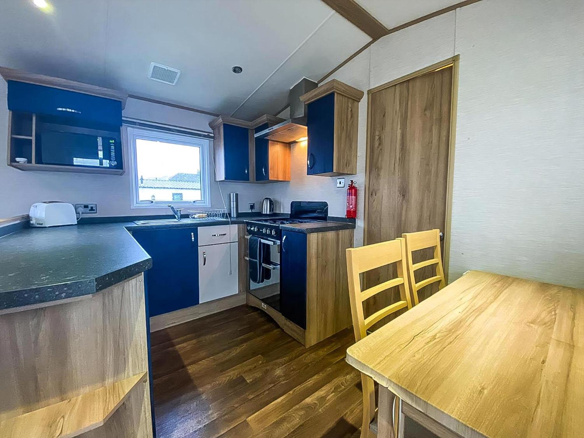 ホテル Lovely 6 Berth Caravan With Decking And Wifi In Kent, Ref 47017C ウィスタブル エクステリア 写真