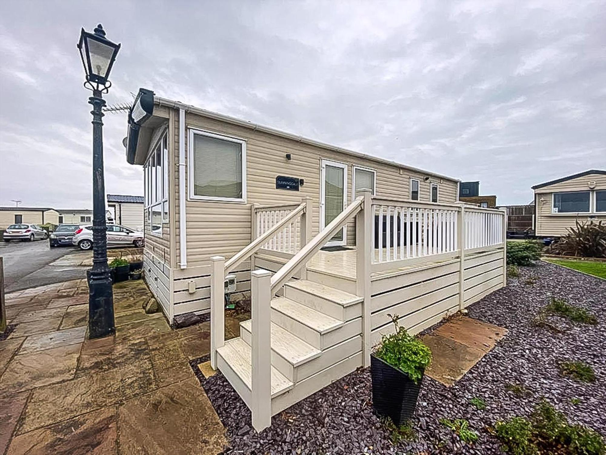 ホテル Lovely 6 Berth Caravan With Decking And Wifi In Kent, Ref 47017C ウィスタブル エクステリア 写真