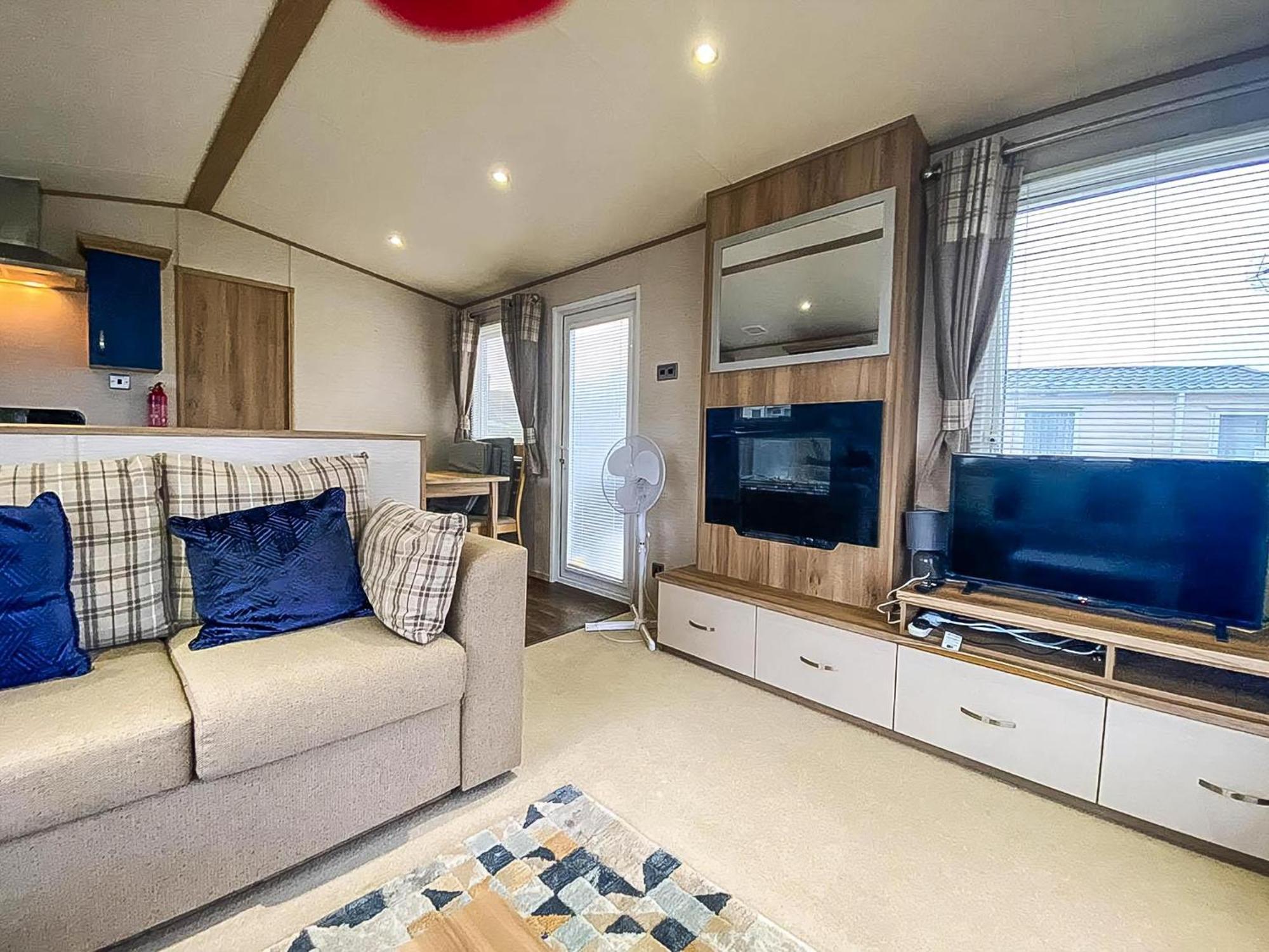 ホテル Lovely 6 Berth Caravan With Decking And Wifi In Kent, Ref 47017C ウィスタブル エクステリア 写真