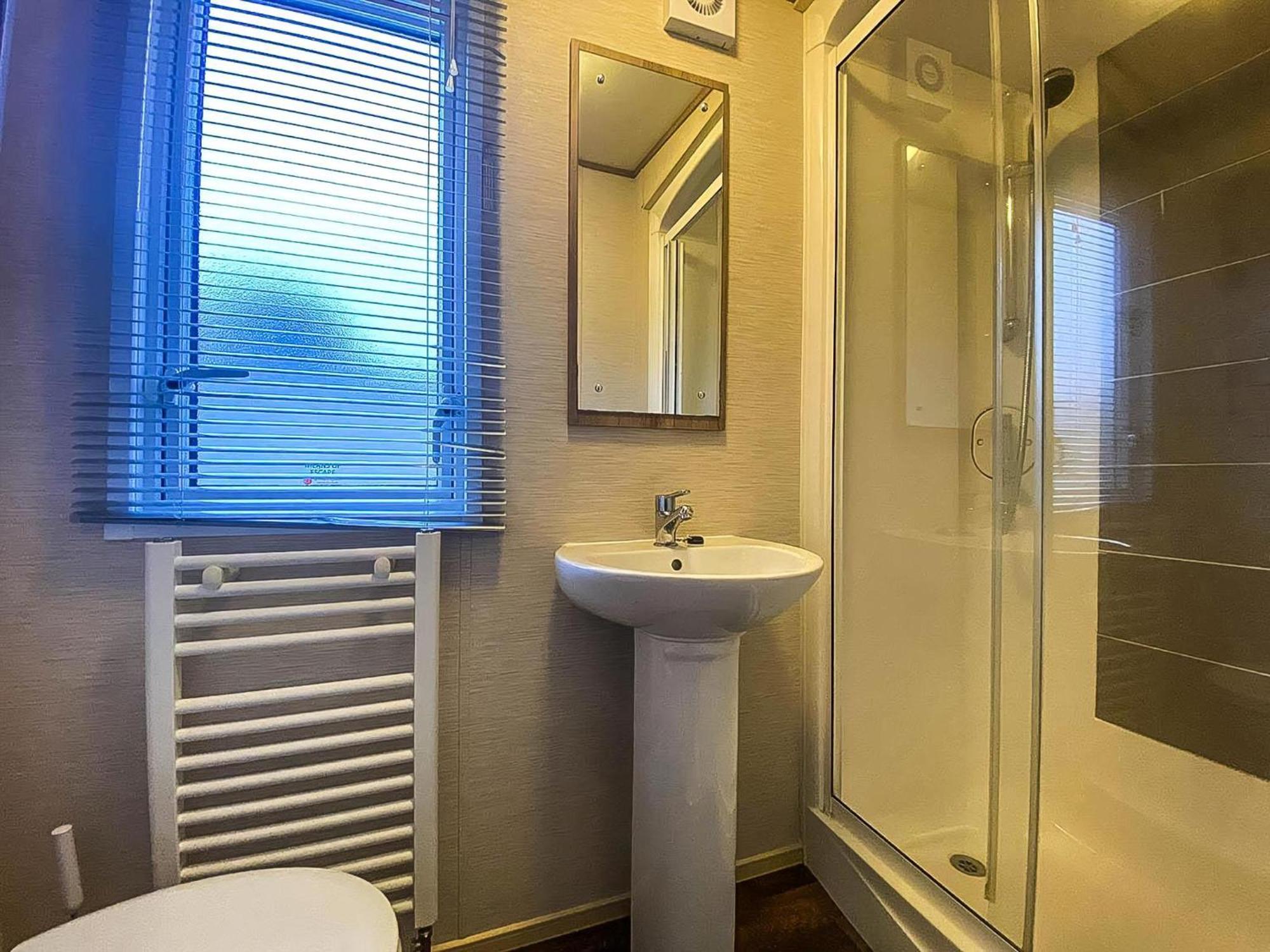 ホテル Lovely 6 Berth Caravan With Decking And Wifi In Kent, Ref 47017C ウィスタブル エクステリア 写真