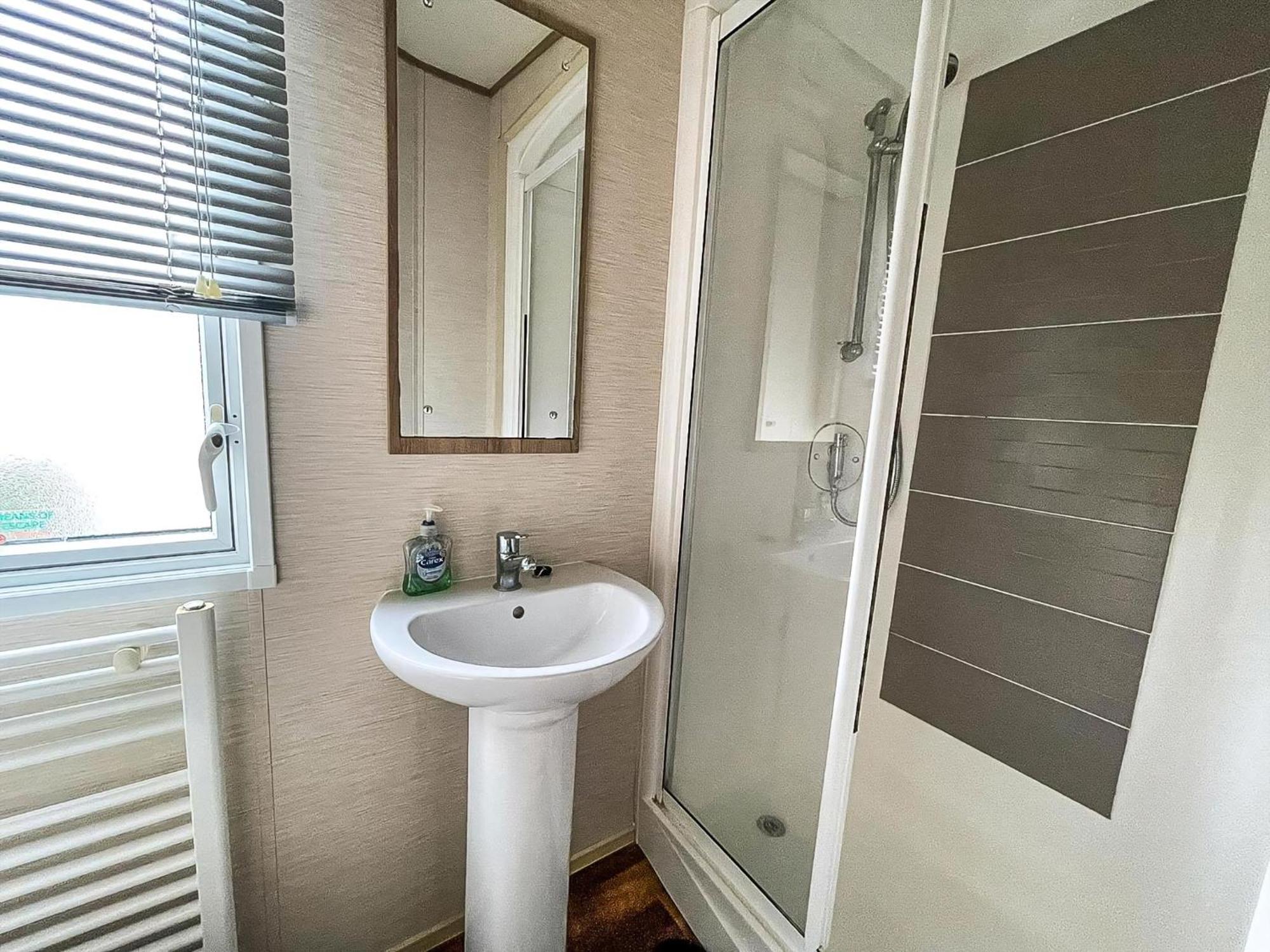 ホテル Lovely 6 Berth Caravan With Decking And Wifi In Kent, Ref 47017C ウィスタブル エクステリア 写真