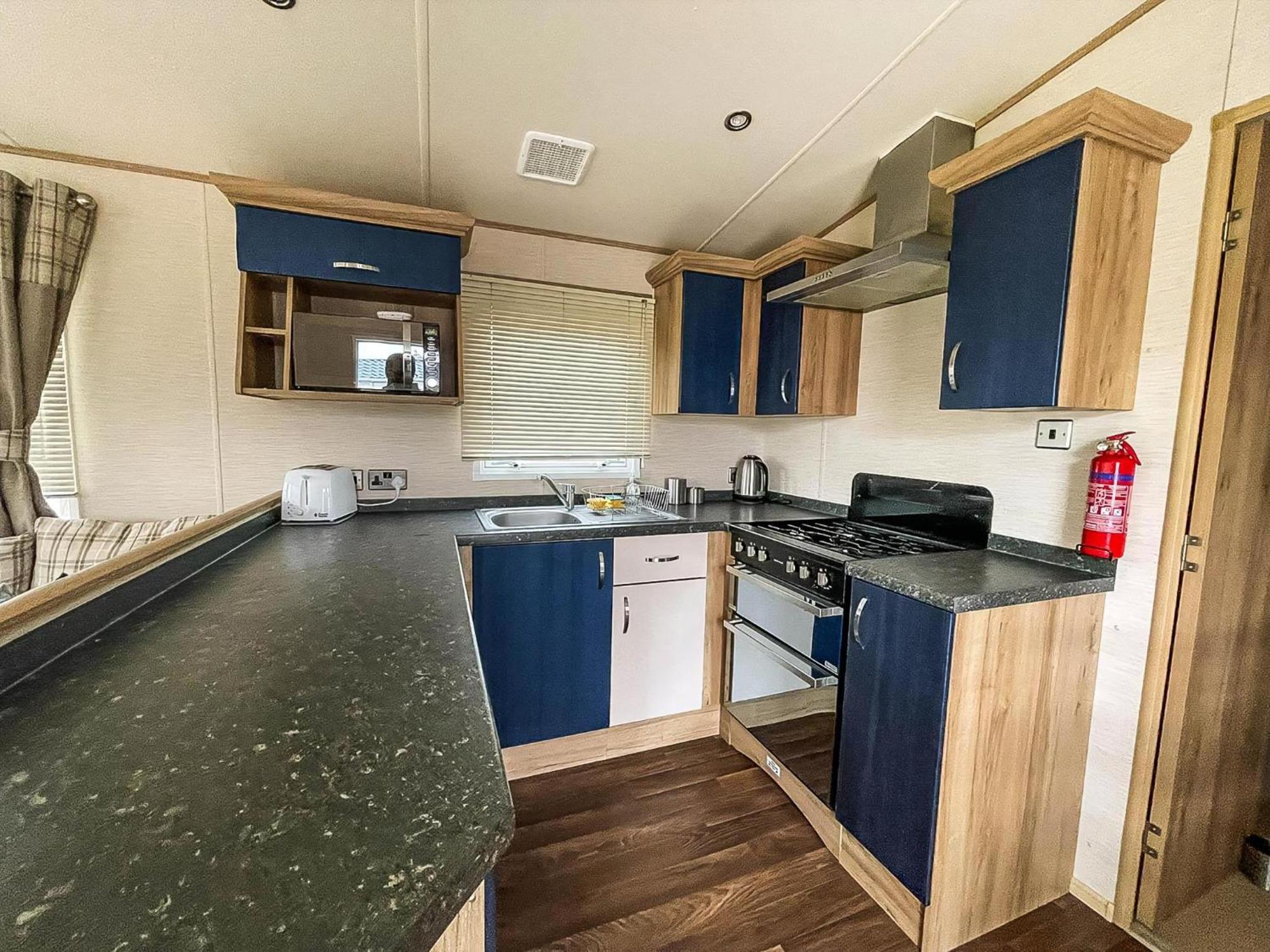 ホテル Lovely 6 Berth Caravan With Decking And Wifi In Kent, Ref 47017C ウィスタブル エクステリア 写真